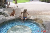 Otroki bazen v bazenu